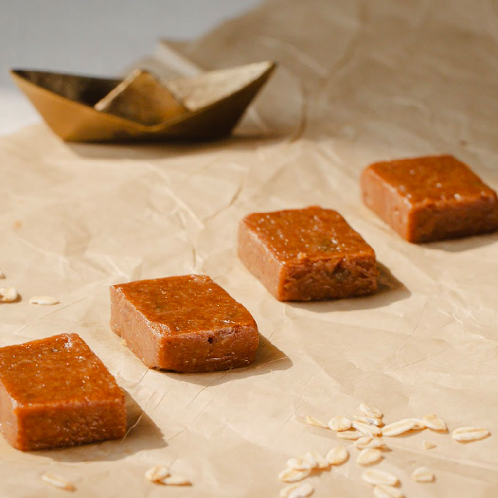 Almond butter, raisin & oat bites