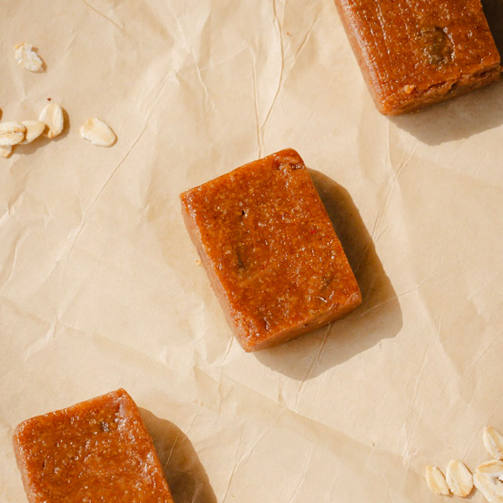 Almond butter, raisin & oat bites